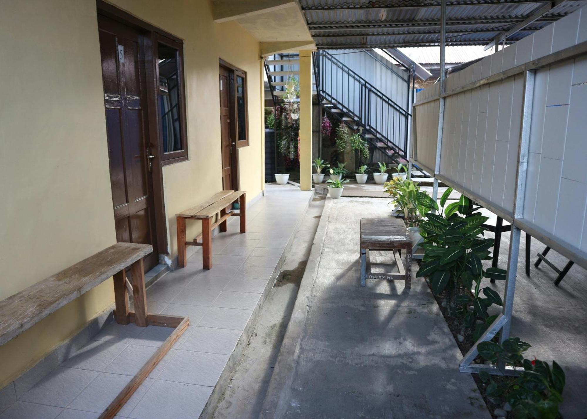 Tange Guest House Ruteng Exterior photo